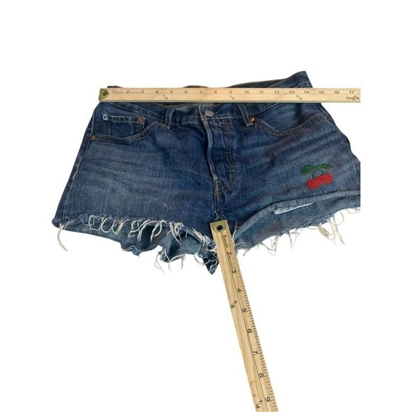 Nice Levi's 501 original Dark wash Levi’s 501 shorts with cute cherry detail siz - Picture 9 of 9